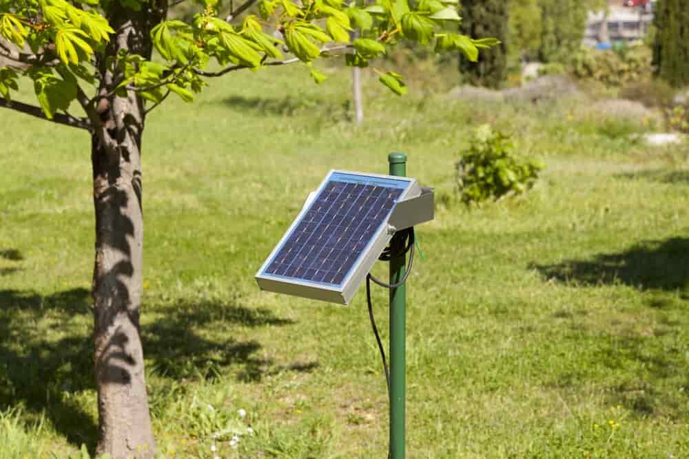 panneau solaire placé dans un jardin pour le controle de l'irrigation
